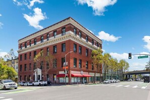 Exterior - FREE Parking l 1.5 Bedroom Loft in Mission / Hayes (San Francisco)