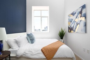 Skrivebord, strygejern/strygebræt, Wi-Fi, sengetøj