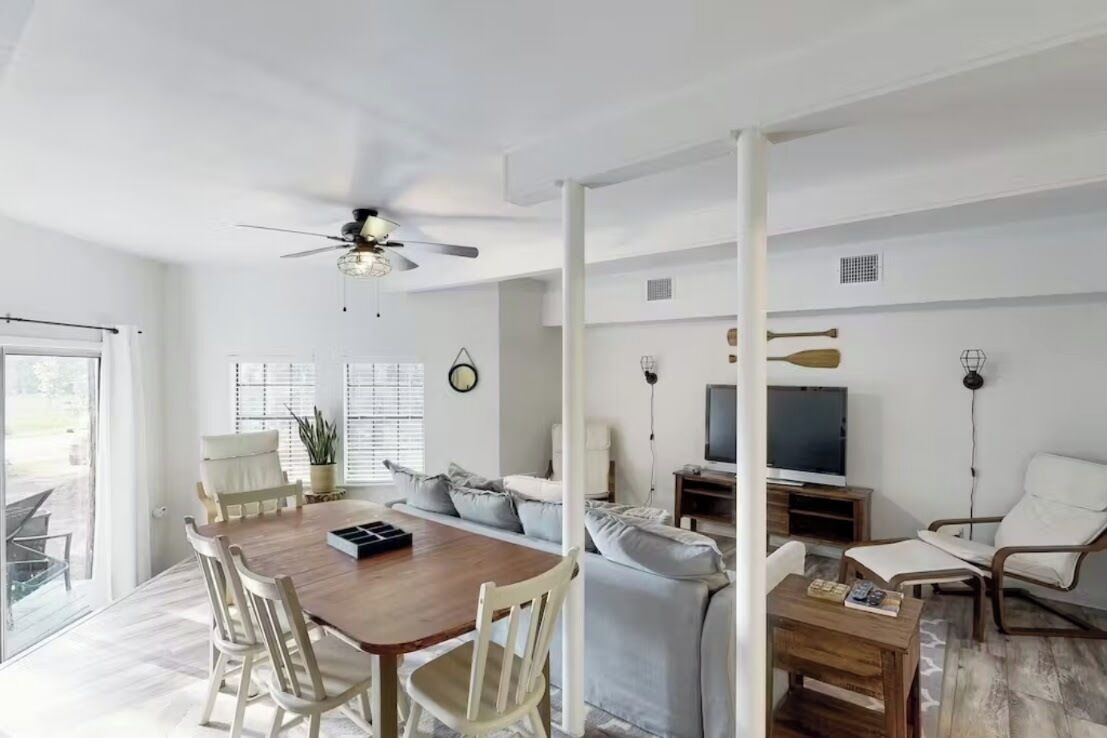 Rustic Pet Friendly 3 bedroom/2 Bathroom home near Lake Livingston