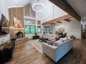 Smart TV, fireplace - Glen Falls Luxury Cabin w/ fireplaces, 5 minutes to Town, hiking nearby (Highlands)