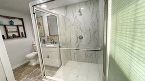Shower, hair dryer, towels, soap - GuestHouse In Waverly Forest (Waverly)