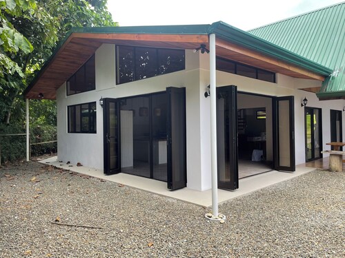 Quiet Mountain Home, 20-minute drive to Playa Dominical