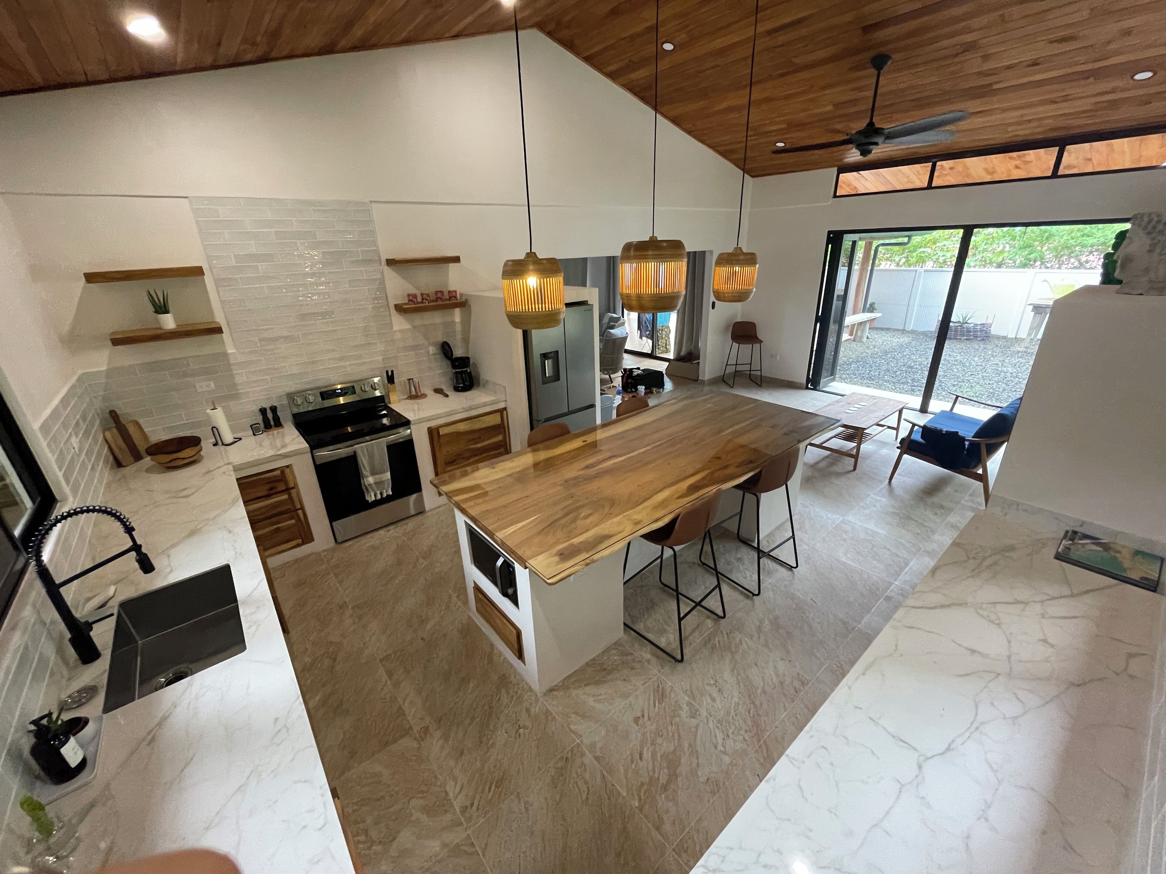 Frigorífico, microondas, horno y placa de cocina