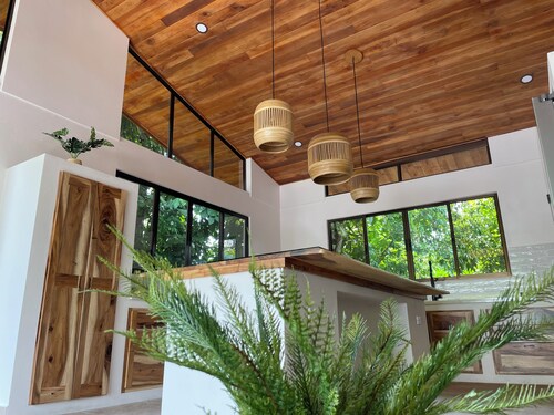 Quiet Mountain Home, 20-minute drive to Playa Dominical