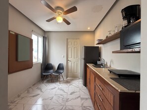 Kühlschrank, Mikrowelle, Herdplatte, Wasserkocher mit Kaffee-/Teezubehör