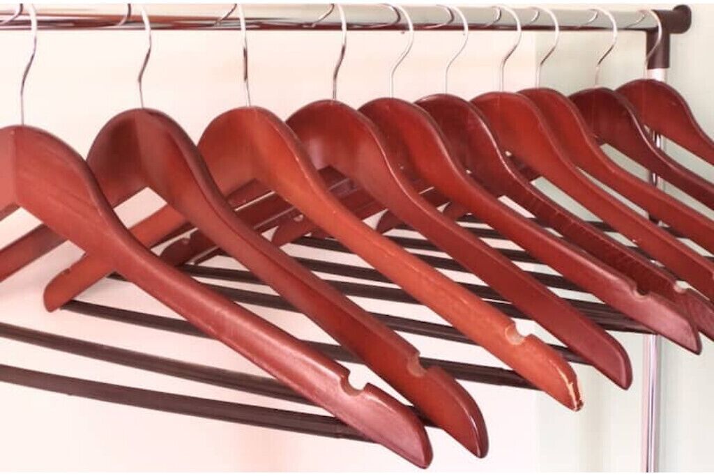 Een rek met houten kapstokhouders.