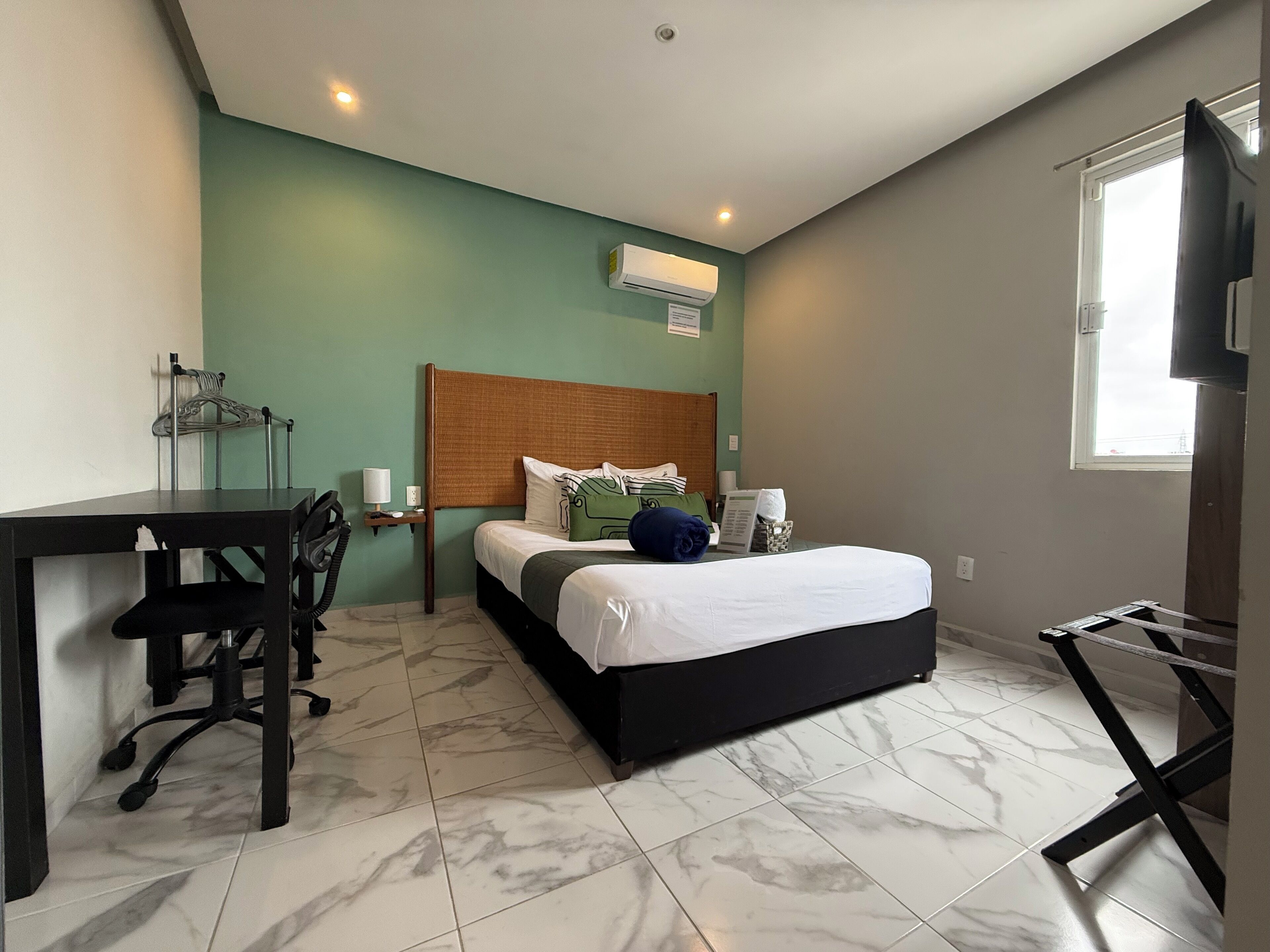 1 chambre, bureau, fer et planche à repasser, Wi-Fi gratuit