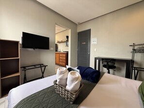 1 室のベッドルーム、デスク、アイロン / アイロン台、WiFi (無料)