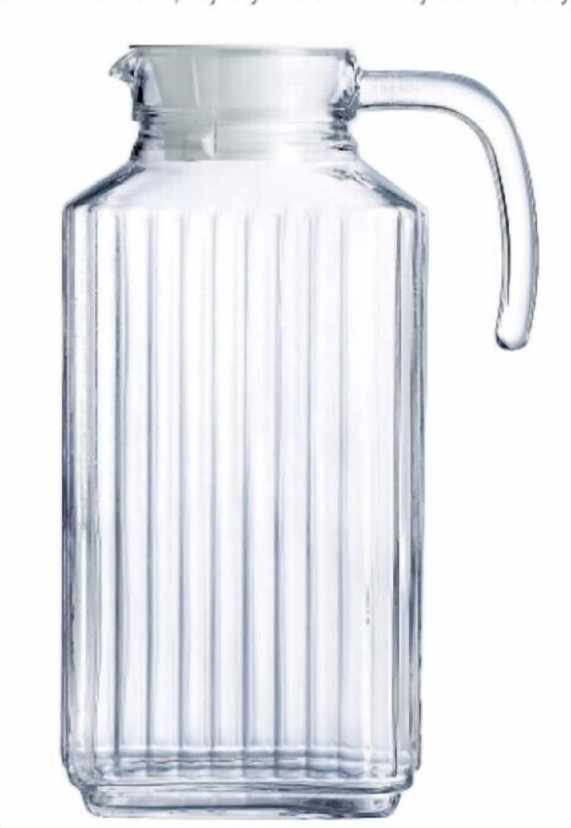 Une carafe en verre transparent avec une anse.