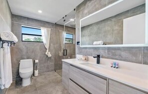 Shower, hair dryer, towels, soap - Stunning Tropical Villa - 4 Bedrooms with private pool (Miami)