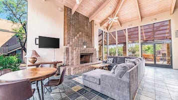 Smart TV, fireplace