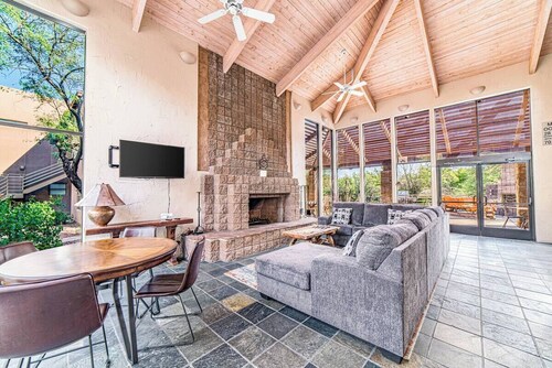 Canyon Vista 🌵INCREDIBLE VIEWS- Remodeled, Heated Pool, Spa, Hiking, Gym