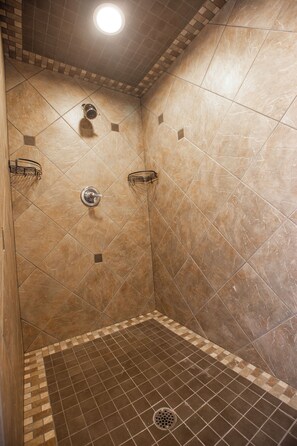 Hair dryer, towels, soap, shampoo - Welcome to The Captain and Crew Quarters on Anchor Drive at Apple Valley Lake! (Howard)