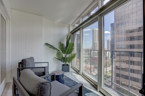 Location, Location, Location HUGE 2000 Sq Ft Condo 17TH Floor Views --- Sleeps 8