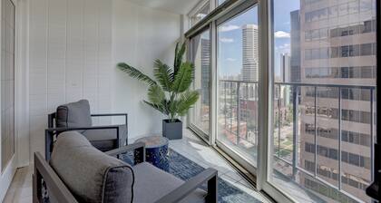 Location, Location, Location HUGE 2000 Sq Ft Condo 17TH Floor Views --- Sleeps 8