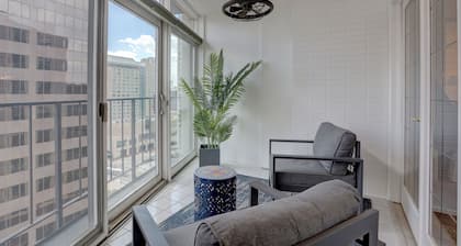 Location, Location, Location HUGE 2000 Sq Ft Condo 17TH Floor Views --- Sleeps 8