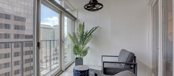 Location, Location, Location HUGE 2000 Sq Ft Condo 17TH Floor Views --- Sleeps 8