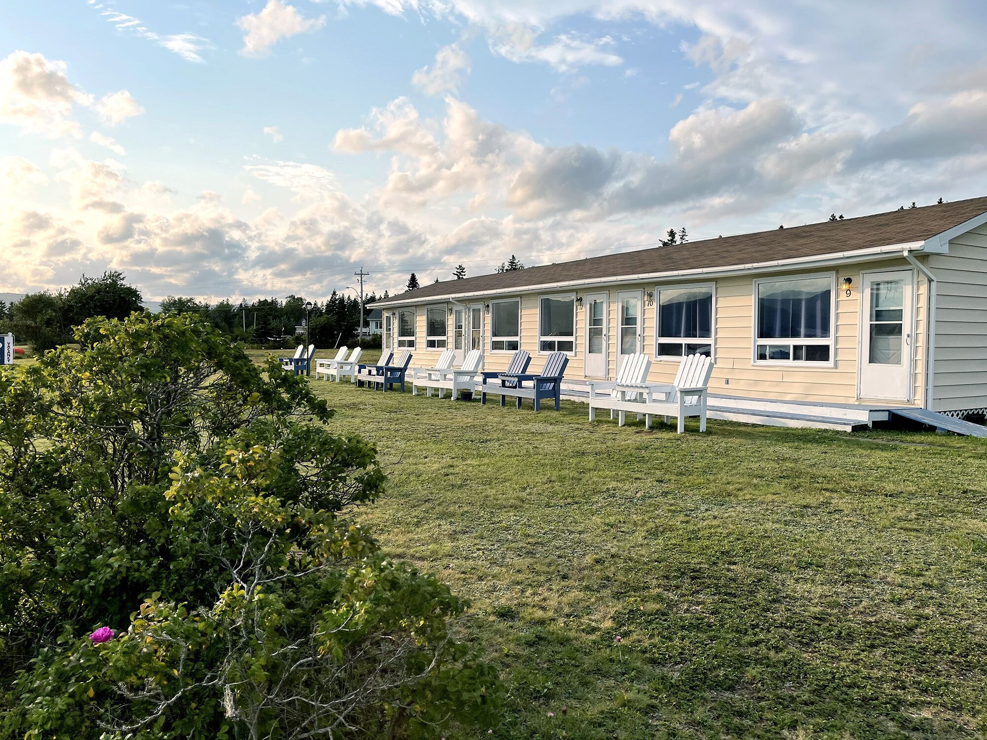 Una hilera de casas móviles de un piso con zonas de estar al aire libre.