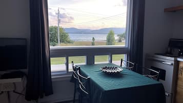 Maisonette | Essbereich im Zimmer