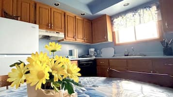 Two-bedroom Chalet Ocean View | In-room dining