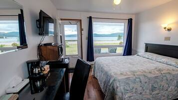 Standard Queen Room | Free WiFi, bed sheets