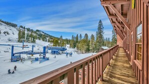 A wooden deck overlooking a ski resort with a clear sky. - Mountain Deluxe Room (Norden)