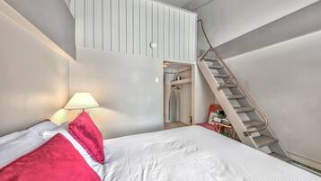 2 bedrooms, iron/ironing board, WiFi