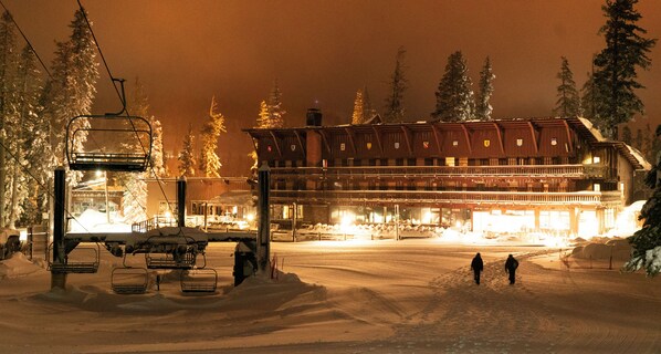 Guests can enjoy a warm welcome at this traditional hotel, featuring a covered porch and ski lift access.