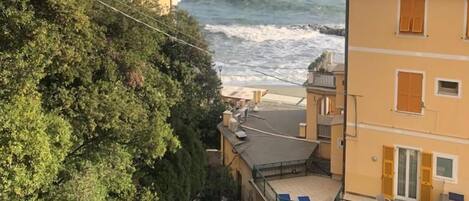 Un quartier résidentiel situé sur la côte, offrant une vue sur la mer.