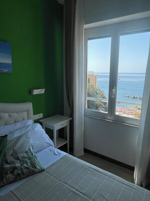 Deluxe Double or Twin Room, 1 Bedroom, Sea View, Beachside | Premium bedding, free minibar, in-room safe, individually decorated - B&b Il Sogno di Contardi A. (Monterosso al Mare)