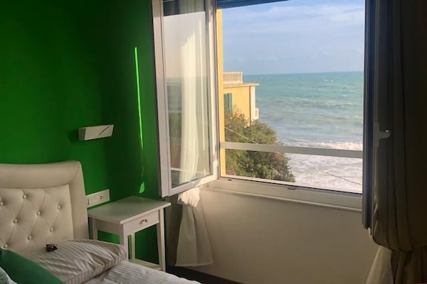 Ropa de cama de alta calidad y minibar con artículos gratuitos