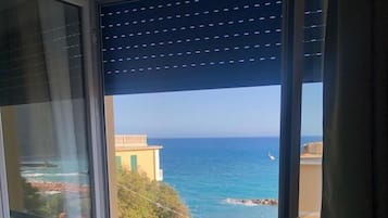 Ropa de cama de alta calidad y minibar con artículos gratuitos