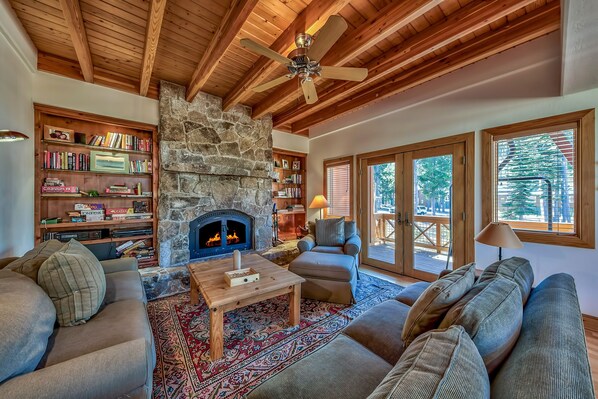 TV - Chalet Town Home - Beautiful Townhome nestled in the California's Sierra (Norden)