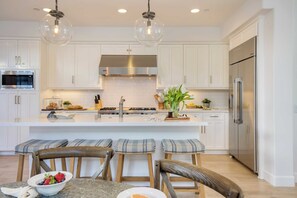 Rumah (5 Bedrooms) | Dapur pribadi | Lemari es, oven, kompor, dan mesin pencuci piring