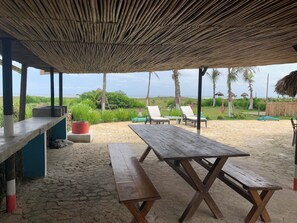 Phục vụ bữa sáng, bữa trưa, bữa tối, đặc sản địa phương