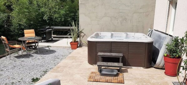 Outdoor spa tub - Appartement Avec Piscine et spa (Anduze)