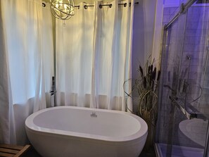Rumah Eksklusif, 4 kamar tidur, jet tub | Kamar mandi | Shower pijat air, perlengkapan mandi desainer,  dan pengering rambut