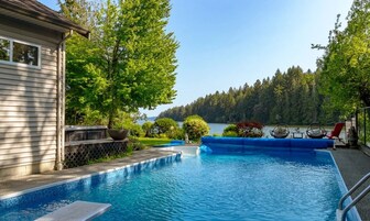 Exclusive House | Bathroom | Hydromassage showerhead, designer toiletries, hair dryer, bidet