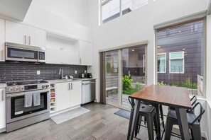 Leilighet – classic | Eget kjøkken | Kjøleskap, mikrobølgeovn, ovn og kaffetrakter/tekoker