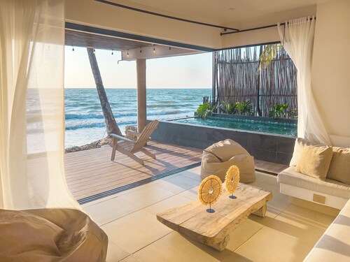 Loretta Beach House + Infty Pool