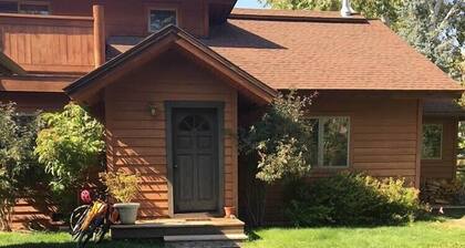 Creekside on Quigley - 3BD Private Home on trails + Hot Tub