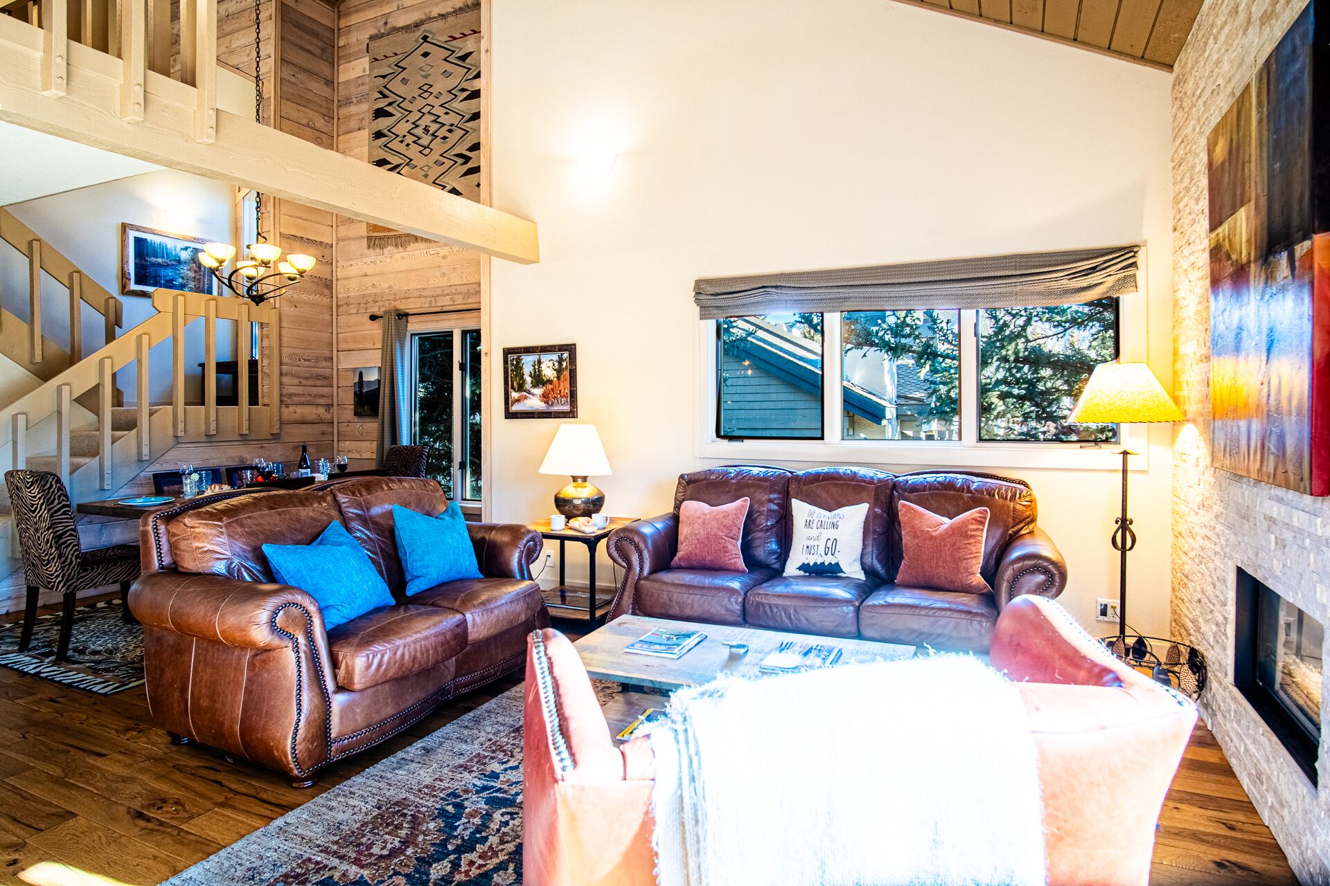 Televisión y chimenea 