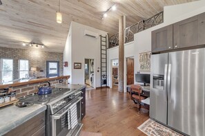 Køleskab, mikrobølgeovn, ovn, kogeplade