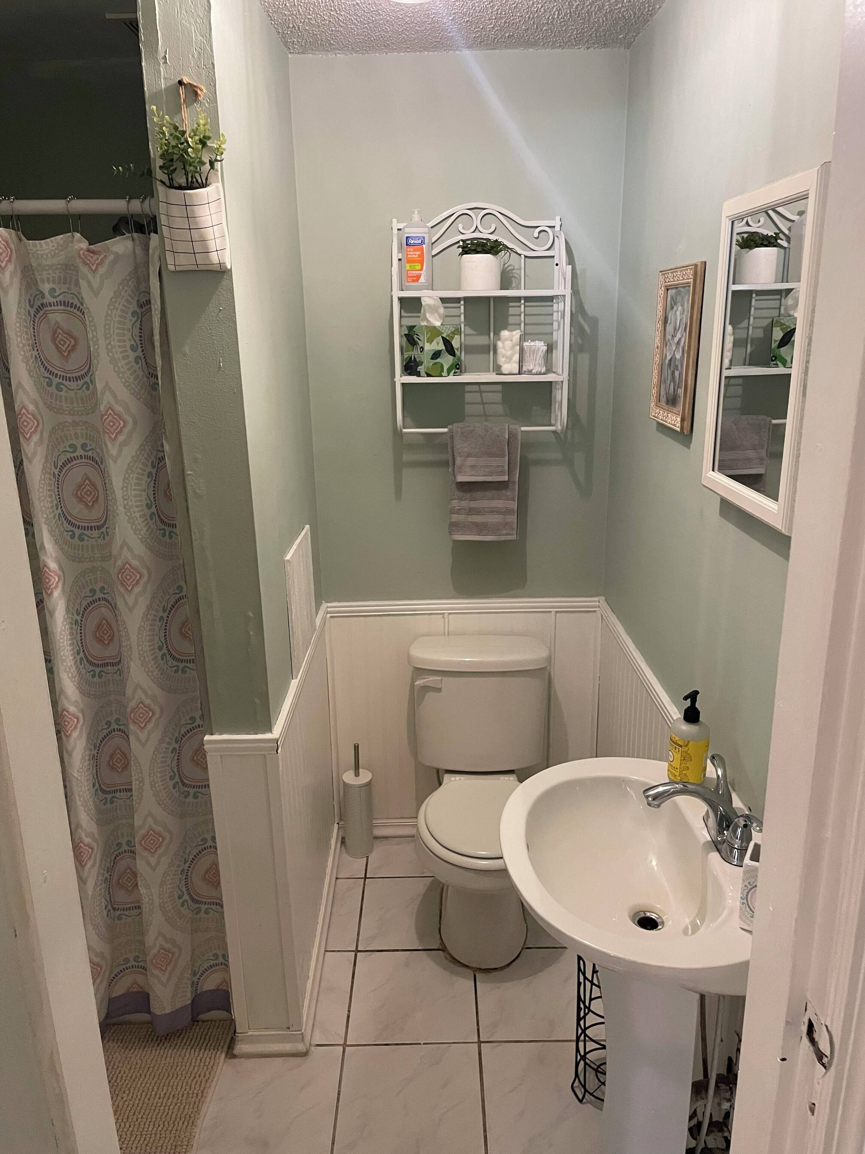 Douche, sèche-cheveux, serviettes fournies, savon