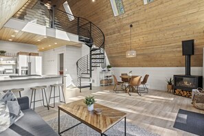 Smart TV, fireplace, books - Cozy Private A-Frame Retreat /Hot Tub/w-Views (Monument)