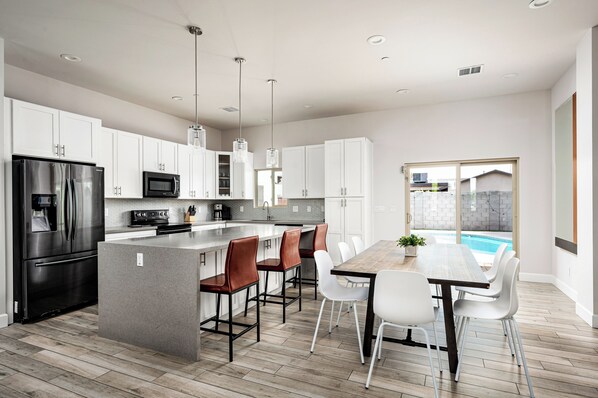 冷蔵庫、電子レンジ、オーブン、コンロ