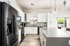 冷蔵庫、電子レンジ、オーブン、コンロ