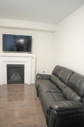 Smart TV y chimenea 