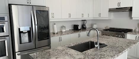 Refrigerador, microondas, horno y parrilla de estufa
