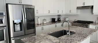 Luxe Stays New Stunning Luxury Modern Retreat - Dedicated Workspace